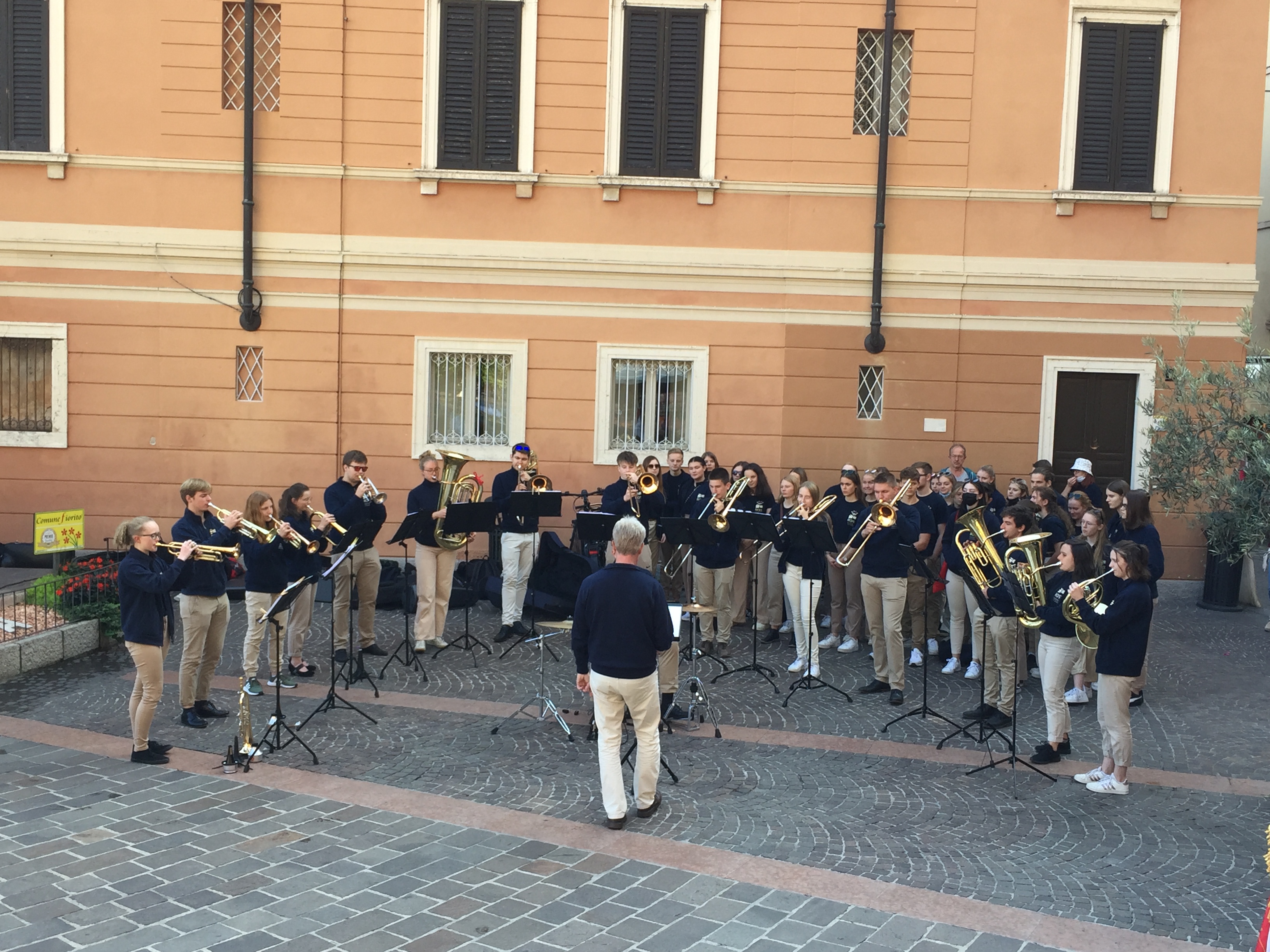 Blechbläser-Ensemble der Ratsband auf der Piazza Garibaldi von Limone sul Garda