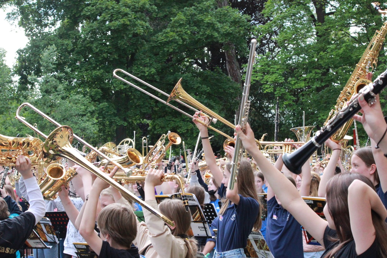 Teilnehmer*innen präsentieren ihre Instrumente