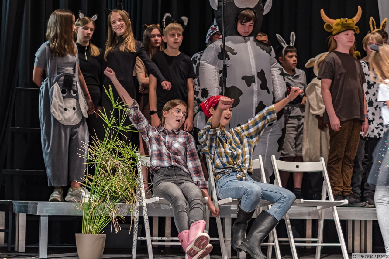 Schauspielerinnen und Schauspieler auf der Bühne