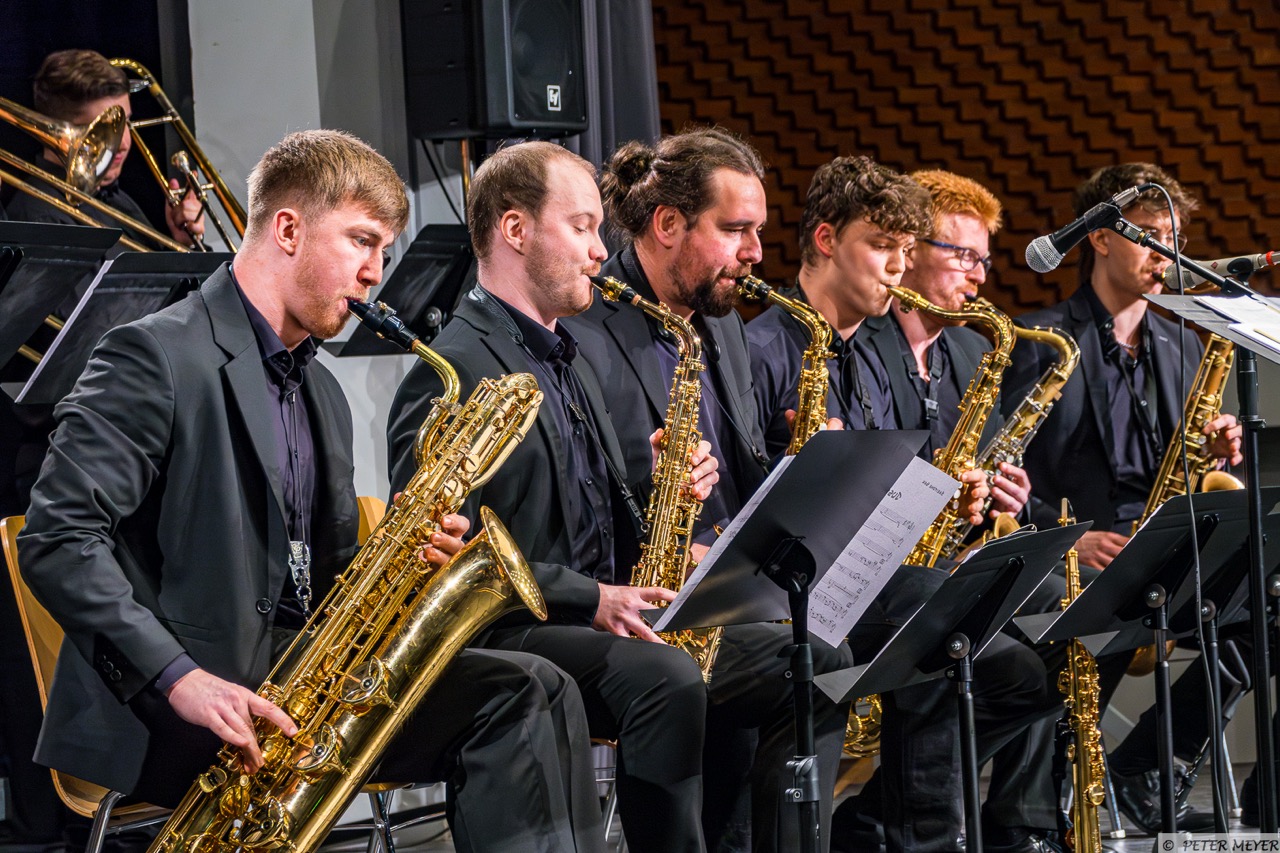 Saxophonsatz der Body and Soul Big Band Groß
