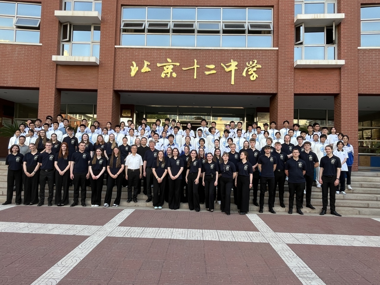 Gruppenfoto in der Middle School No. 12