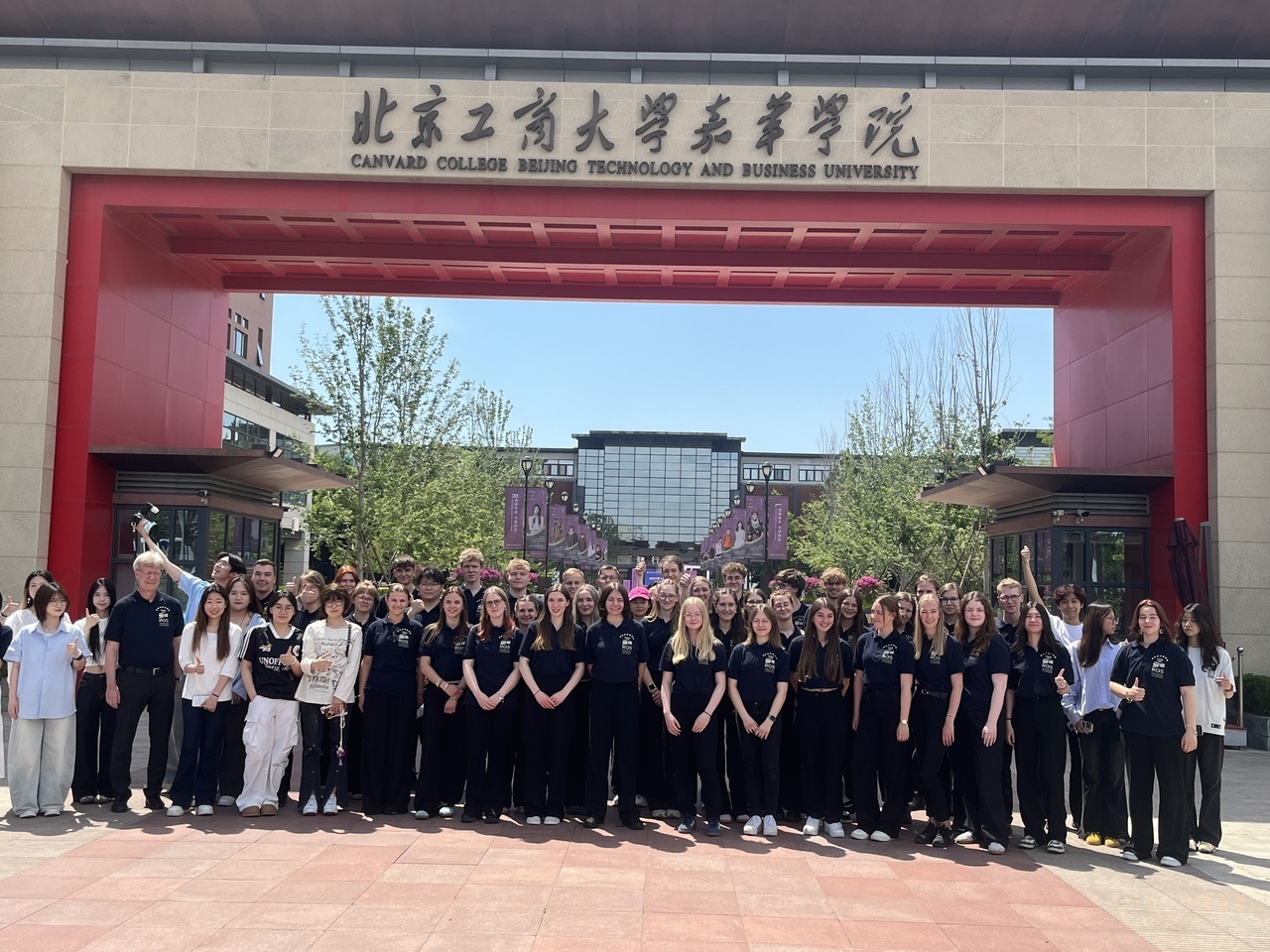 Gruppenfoto vor der UNI China