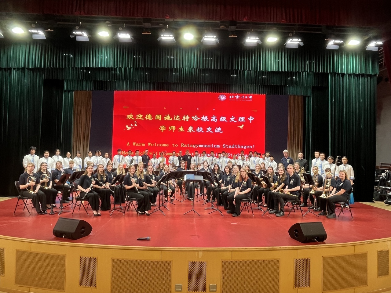 Ratsband spielt in der Peking No. 12 Middle School Gruppenfoto