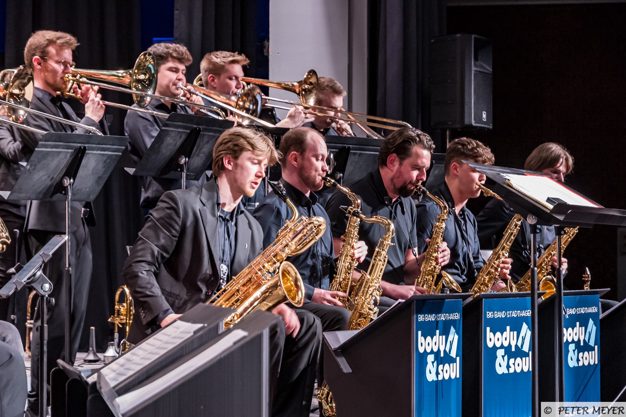 Die Saxophonisten und Posaunisten der Body & Soul Big Band
