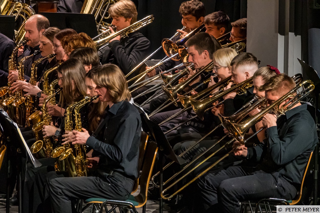 Die Saxophon- und Posaunensektion des Orchesters