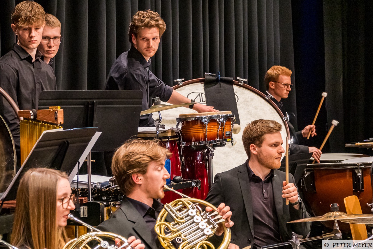 Die Schlagzeugsektion mit Waldhörnern im Vordergrund